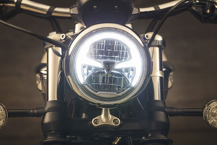 Xe được trang bị đèn pha hình tròn với công nghệ đèn Full-Led cao cấp. Các món đồ chơi mang đậm chất cruiser đi kèm theo xe bao gồm: kính chắn gió, yên xe đơn, bao đựng đồ hai bên sườn đồ chơi dành cho đi tour... vẫn được hãng xe môtô Triumph trang bị đầy đủ.