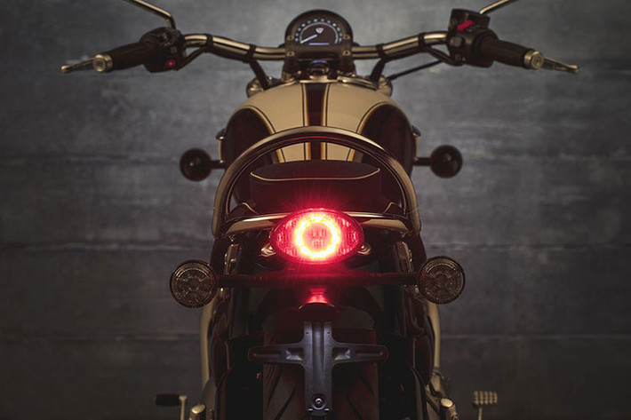 Mẫu Cruiser mới nhà Triumph vẫn sử dụng bộ vành dạng nhiều nan căm kích thước 16 inch. Ở phía trước, hãng motor Anh quốc trang bị phanh đĩa đôi, đường kính 310 mm. Cùm phanh hàng hiệu Brembo. Trong khi phía sau dùng đĩa đơn, cùm phanh 1 piston. Ngoài ra, Speedmaster 2018 cũng được trang bị sẵn ABS tiêu chuẩn.