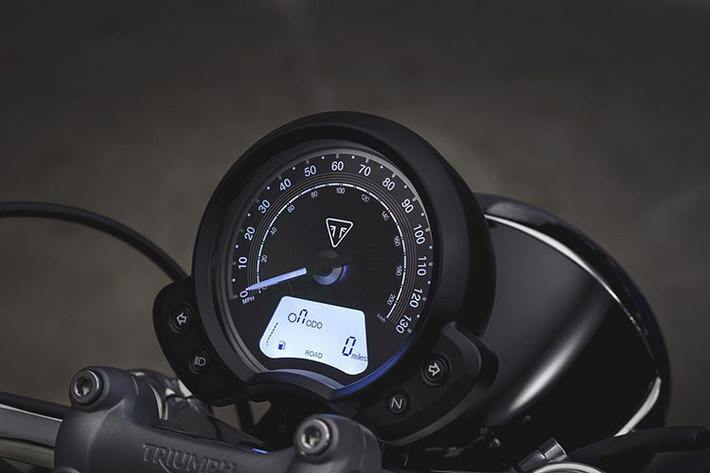 Triumph Bonneville Speedmaster 2018 chỉ có duy nhất một đồng hồ báo công-tơ-mét, kèm theo một màn hình LCD đơn sắc nhỏ nằm thấp phía dưới. Thiết kế của đồng hồ này được Triumph lấy nguyên từ dòng Bonneville Bobber. Đồng hồ này cũng có khả năng điều chỉnh góc nghiêng, thay vì gắn cố định.