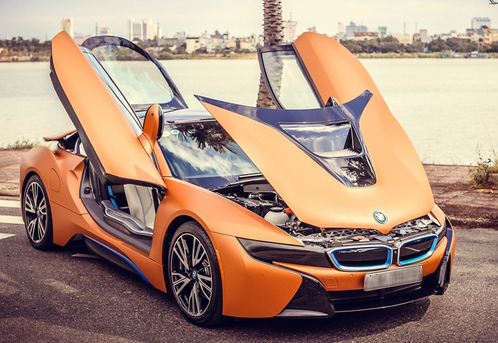 BMW i8 sở hữu động cơ điện ở phía trước và một động cơ xăng 3 xi-lanh, dung tích 1.5L ở phía sau, cho tổng công suất 362 mã lực và mô-men xoắn cực đại 570 Nm. Xe có khả năng tăng tốc 0-100 km/h trong 4,4 giây, trước khi đạt tốc độ tối đa 250 km/h.