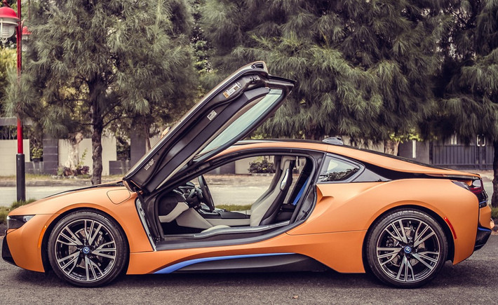 Màu sơn nguyên bản của 2 chiếc BMW i8 đều là màu trắng nhưng một chiếc đã được dán decal màu cam nổi bật.