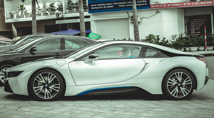 Chiếc BMW i8 màu trắng thường xuyên được bắt gặp trước một khách sạn ở Đà Nẵng.