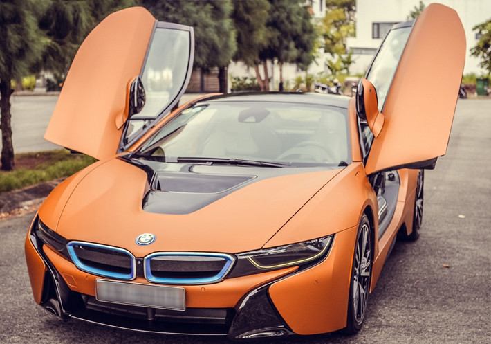 Hai chiếc siêu xe BMW i8 thuộc sở hữu của 2 đại gia kinh doanh trong lĩnh vực xây dựng và khách sạn ở Đà Nẵng. Cặp siêu xe có mặt ở thành phố biển từ tháng 11/2015.