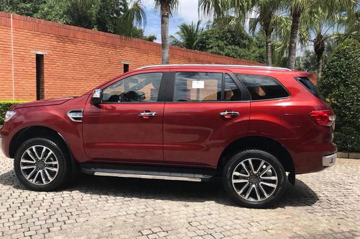 Động cơ tăng áp đôi (Twin Turbo) 4 xy-lanh thẳng hàng mới trên mẫu xe Ford Everest phiên bản nâng cấp 2018 này có tên gọi EcoBlue 2.0L, động cơ này sản sinh công suất lên đến 213 mã lực và mô-men xoắn 500Nm. Tức mạnh hơn hơn 21 mã lực và 30 Nm so với động cơ 3.2L Duratorq 5 xy-lanh ở bản Everest 3.2L từng xuất hiện trước đây.