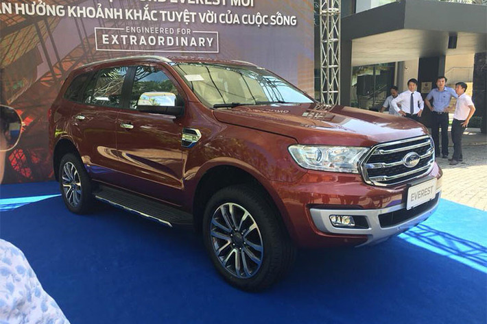 Mẫu xe Ford Everest 2018 mới đây cũng bất ngờ xuất hiện tại một sự kiện ở Việt Nam. Trên phiên bản mới này, xe được nâng cấp chủ yếu ở phần động cơ với khả năng vận hành ấn tượng hơn, cỗ máy 2.0 Bi-Turbo đời mới cùng hộp số tự động 10 cấp được đánh giá sẽ là yếu tố hấp dẫn cho các sản phẩm mới của Ford Việt Nam.