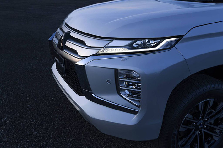Thêm vào đó, với việc sử dụng khá nhiều các chi tiết bằng chrome mang tới cho Pajero Sport 2020 cái nhìn đầy tinh tế và bắt mắt hơn so với trước.