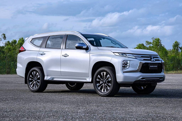 Tại Thái Lan, giá xe Mitsubishi Pajero Sport 2020 mới bán ra từ 1,299-1,469 triệu baht (tương đương 987 đến 1,1 tỷ đồng) cho các biến thể 2WD và 1,599 triệu baht (khoảng 1,2 tỷ đồng) cho biến thể 4WD. Nhiều khả năng, Mitsubishi Pajero Sport 2020 cũng sẽ sớm có mặt tại thị trường Việt Nam ngay trong năm nay.