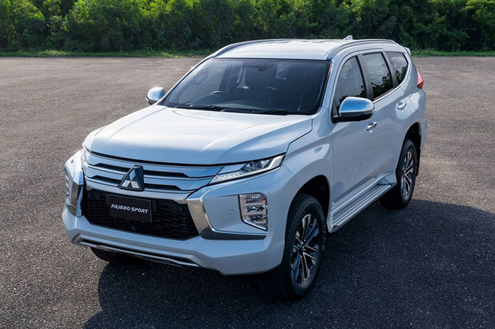 Mới đây, hãng xe Nhật Bản - Mitsubishi vừa chính thức trình làng tới công chúng Thái Lan phiên bản nâng cấp giữa vòng đời của mẫu SUV Pajero Sport với nhiều thay đổi rất tích cực. Về cơ bản, Mitsubishi Pajero Sport 2020 mới mang phong cách của những mẫu xe mới của hãng gần đây.