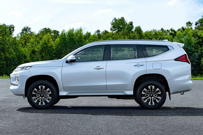 So với thế hệ tiền nhiệm, thiết kế tổng thể của Pajero Sport 2020 mặc dù không thay đổi nhiều về mặth kích cỡ, nhưng nó lại sở hữu vẻ lịch lãm và ấn tượng hơn rất nhiều so với trước đây nhờ ngoại hình ăn điểm.