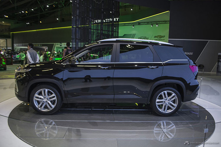 Tương tự Baojun 530, Chevrolet Captiva 2019 cũng sở hữu chiều dài 4.655 mm, rộng 1.835 mm, cao 1.760 mm và chiều dài cơ sở 2.750 mm. Ngay cả ngoại hình của Chevrolet Captiva 2019 cũng giống hệt Baojun 530, được thể hiện qua thiết kế đầu xe, cản trước và lưới tản nhiệt.