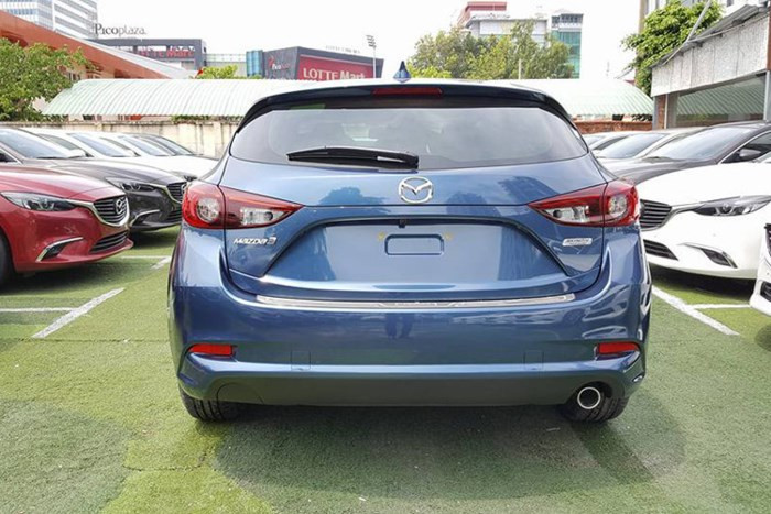 Trong tháng 2/2018, giá Mazda3 tăng nhẹ 10 triệu đồng, từ 659 tới 750 triệu đồng với 3 phiên bản. Hiện 2 phiên bản 1.5 hatchback và 2.0 sedan không còn được quà tặng bảo hiểm vật chất 2 năm trị giá tương đương 10 triệu đồng, khiến giá thực tế của mẫu xe tăng tới 20 triệu đồng.