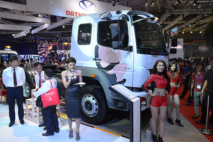 Xe tải đầu kéo FUSO Tractor FZ có tổng tải trọng kết hợp lên đến 49 tấn, đánh vào phân khúc chuyên chở đường dài với tải trọng lớn.