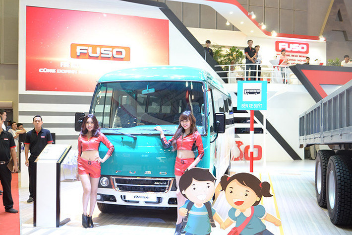 Bên cạnh mảng xe tải, Fuso cũng đem đến chiếc bus 29 chỗ Fuso Rosa, là chiếc xe hạng 29 chỗ ngồi đầu tiên được sản xuất tại Việt Nam.