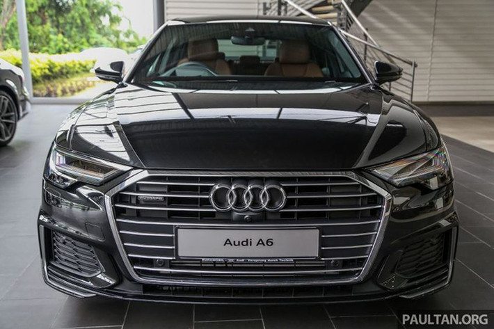 Bước sang thế hệ hoàn toàn mới, Audi A6 2020 mới đã được đổi mới thiết kế sở hữu ngoại thất mang hơi hướng của mẫu sedan Audi A8 đầu bảng, phần đầu xe được trang bị cụm lưới tản nhiệt khung đơn “Singleframe” trông bề thế và sang trọng hơn.