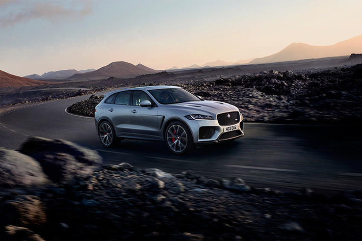Jaguar F-Pace, mẫu xe giành giải thưởng đúp chiếc xe của năm và thiết kế của năm 2017 vừa được nâng cấp lên phiên bản SVR. Như vậy, mẫu xe Jaguar F-Pace SVR mới sẽ mạnh và nhanh nhất với khung gầm và tính khí động học được cải tiến nâng cao hỗ trợ người lái trên mọi địa hình.