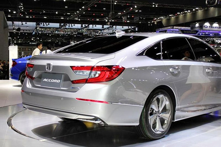 Có thể dễ dàng nhận ra trên mẫu xe sedan Honda Accord 2019, các đường nét thiết kế đã được làm vuông vắn và sắc gọn hơn nhiều thay vì những đường nét mềm mại ở phiên bản trước. Phía đuôi xe, cụm đèn hậu được thiết kế khá điệu đà với dải đèn hình móc câu vuông vắn và mang phong cách thiết kế châu Âu hơn.