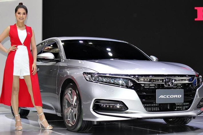 Với lợi thế về ngoại hình, trang bị và là hàng nhập khẩu, Honda Accord 2019 chắc chắn sẽ khiến các đối thủ cùng phân khúc nhưng lắp ráp trong nước như Mazda6, Hyundai Sonata phải dè chừng và kiêng nể. Còn đối với Toyota Camry, Honda Accord 2019 chắc chắn sẽ phải dè chừng.