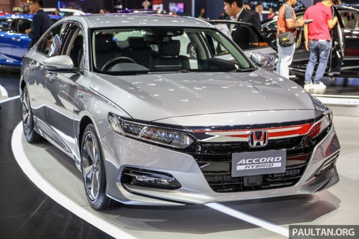 Theo đó, Honda vừa chính thức bán ra mẫu xe sedan hạng D - Accord 2019 tại thị trường Thái Lan. Như vậy, ngoài việc là đất nước đầu tiên trong Đông Nam Á bán ra Honda Accord 2019 mới, Thái Lan cũng là nước lắp ráp mẫu xe này để phân phối tới các thị trường khác trong khu vực, nhiều khả năng bao gồm cả Việt Nam.