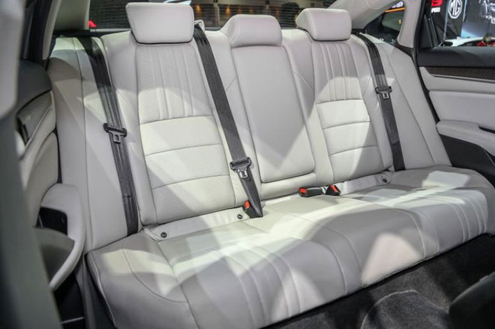 Một số điểm nhấn về công nghệ trên Honda Accord 2019 tại Thái Lan có thể kể tới như hệ thống camera toàn cảnh 360 độ, hệ thống đỗ xe thông minh với hỗ trợ phanh khẩn cấp và hệ thống cảnh báo phương tiện cắt ngang khi lùi. Hệ thống an toàn Honda Sensing, bao gồm 5 tính năng: cảnh báo va chạm với người đi bộ kết hợp cùng phanh giảm thiểu va chạm, hệ thống kiểm soát hành trình...