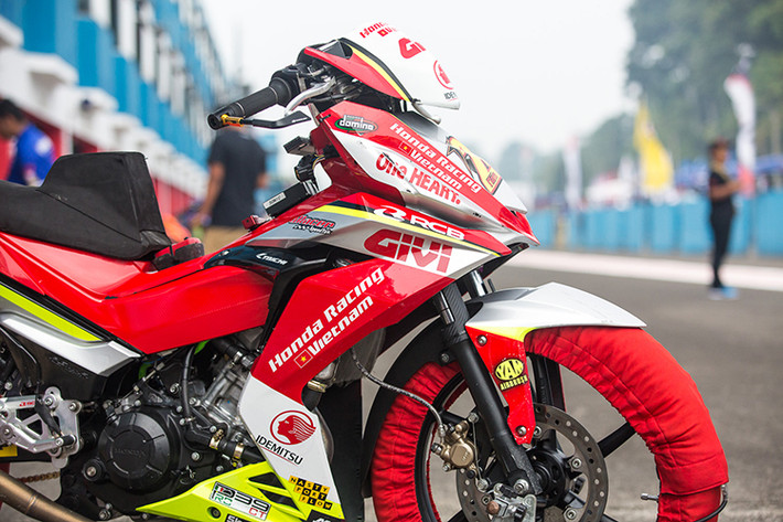 Ngoài những phần bị gỡ bỏ trên xe, phiên bản Honda Winner 150 đua cũng thay thế một số bộ phận bên ngoài khác. Gắp sau của xe sử dụng loại ngắn hơn so với bản gốc khoảng 5 cm. Chiều cao tay lái hạ xuống thấp, lốp trước giữ nguyên nhưng lốp sau sử dụng loại lốp nhỏ hơn (100/70 so với 120/70 của bản gốc), giúp giảm ma sát của xe với mặt đường.