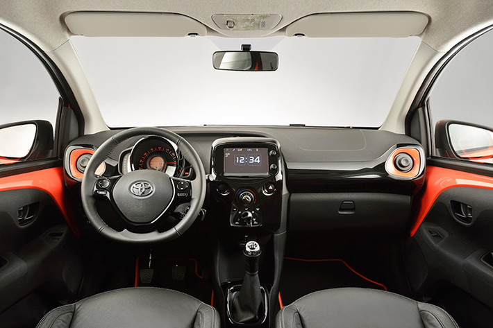 Bên trong nội thất xe Toyota Aygo 2017 với cả hai phiên bản này là sự hiện đại đến từ phong cách chữ X như ngoại thất của xe, đi cùng với những chi tiết màu đen khoẻ khoắn khắp xung quanh cabin được phối cùng với màu ngoại thất ấn tượng.