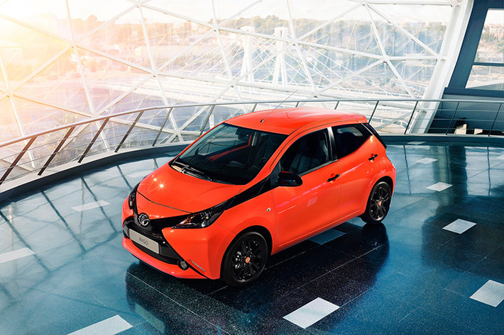 Toyota Aygo là một mẫu xe hai cửa cỡ nhỏ, nhỏ hơn nhiều so với xe Yaris. Mẫu xe này đã từng lăn bánh không ít tại Việt Nam nhưng vì là xe nhập khẩu nguyên chiếc nên hạn chế vì giá cả đắt đỏ. Phiên bản 2016 của mẫu xe này tại Việt Nam có giá lên đến gần 800 triệu đồng.