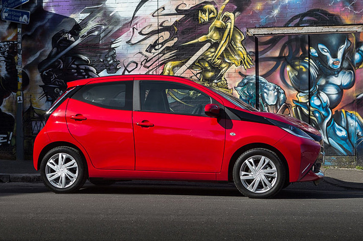 Động cơ của mẫu xe cỡ nhỏ Toyota Aygo 2017 mới là loại 3 xi-lanh, dung tích 1 lít, cho công suất 69 mã lực. Cả hai phiên bản X-Press và X-Style này đều được đưa ra gói an toàn tuỳ chọn Toyota Safety Sense.