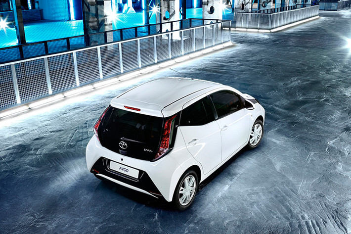 Kiểu vuốt kính hông dài đến tận phía sau tạo cảm giác rộng rãi hơn cho xe Toyota Aygo. Đây cũng là phong cách thiết kế mà "đàn anh" Toyota Yaris đang sử dụng. Ngoài ra, để tăng thêm phần cá tính là bộ vành hợp kim đa chấu tối màu có kích thước 15 inch.