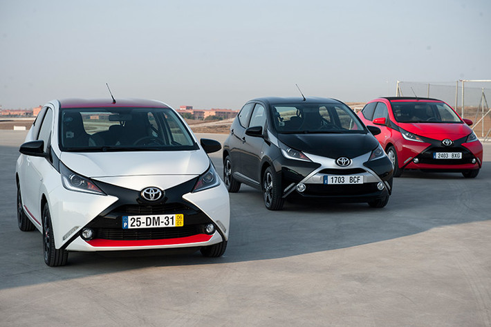 Toyota Aygo 2017 sở hữu ngôn ngữ thiết kế đơn giản, phù hợp với giới trẻ, đặc biệt là phụ nữ cá tính - những người muốn tạo nên sự khác biệt, nổi bật giữa đám đông. Xe có thiết kế nhỏ gọn, khá thuận lợi khi di chuyển trong các con phố nhỏ hẹp.
