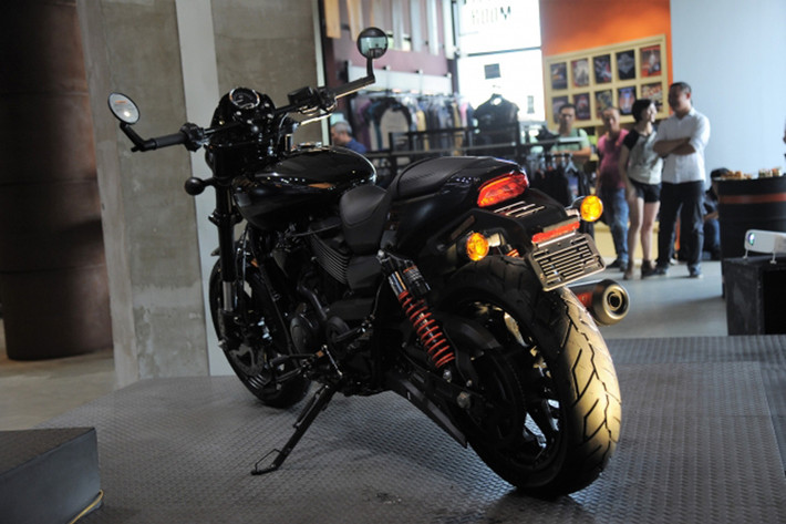 Tại thị trường Việt Nam, Harley-Davidson Street Rod 2017 chính hãng có giá bán bản tiêu chuẩn là 415 triệu, đắt hơn chiếc Street 750 (giá khoảng 300 triệu đồng). Nếu muốn màu nổi bật hơn theo sở thích, giá Street Rod có thể lên khoảng 423 triệu đồng.
