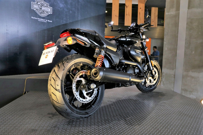 Về tổng thể, vẻ ngoại hình của mẫu xe Harley-Davidson Street Rod trông "ngầu" hơn Street 750 nhờ sử dụng hệ thống thụt trước 43mm với góc nghiêng 27 độ, ghi-đông hạ thấp và ngang mang phong cách twin-boxer.