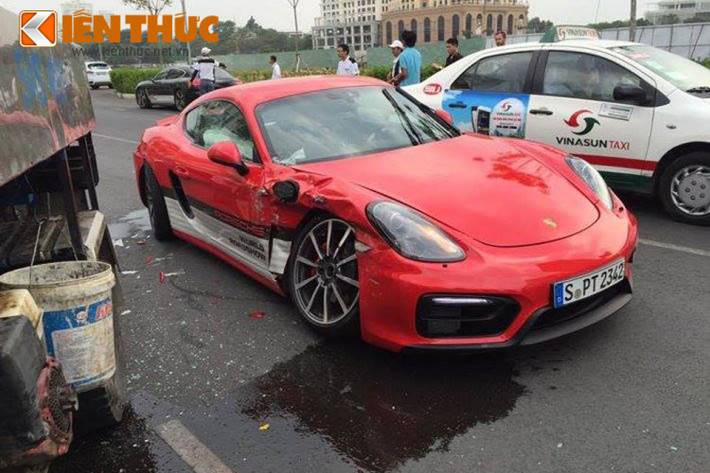 Chiều 26/3, trong buổi trải nghiệm lái các dòng xe Porsche dành cho khách hàng diễn ra tại một địa điểm ở quận 7, TP HCM, chiếc Porsche Cayman GTS do một khách hàng cầm lái đã va chạm với chiếc xe chở nước.