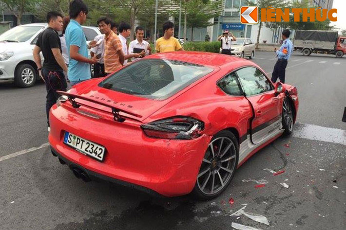 Được biết, chiếc Porsche Cayman GTS được một khách hàng Việt cầm lái chạy thử nằm trong một phần trải nghiệm cho khách hàng tại chương trình Porsche World Roadshow, nhưng do chạy ngược chiều nên va chạm với xe bồn mang biển kiểm soát 54S-4156.