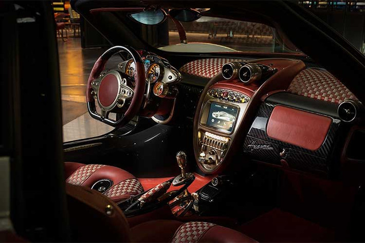 Không chỉ dừng lại ở thân xe trang trí đặc biệt, Huayra Lampo còn sở hữu những chi tiết trọng lượng nhẹ từ chiếc Huayra BC hiệu năng siêu cao. So với những chiếc Huayra thường, chiếc xe còn có cản trước với các hốc hút gió lớn hơn và lắp sẵn bộ mâm 10 cây siêu nhẹ - trang bị vốn chỉ xuất hiện trong gói tùy chọn Tempesta.