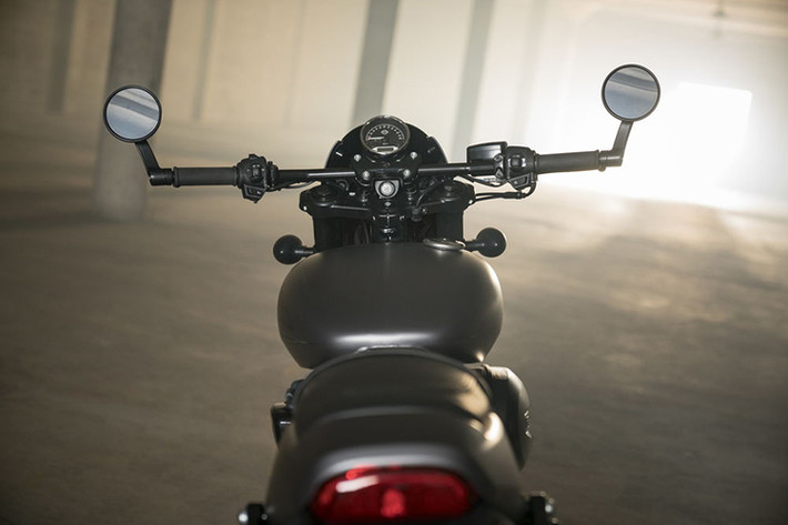 Trên mẫu Street Rod 750 2017 mới, bạn có thể thấy rất ít chi tiết mạ crôm xuất hiện trên xe. Thay vào đó, hãng Harley-Davidson sử dụng tông màu tối để mang đến sự hầm hố và ấn tượng cho mẫu cruiser nhắm tới giới trẻ. Tay lái của xe cũng mang phong cách mới đầy cá tính.