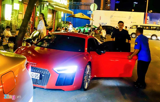Ca sỹ Đông Nhi và Ông Cao Thắng vừa xuất hiện cùng chiếc siêu xe Audi R8 V10 Plus mới khi ghé vào một nhà hàng trên đường Hai Bà Trưng, quận 1, TP HCM.