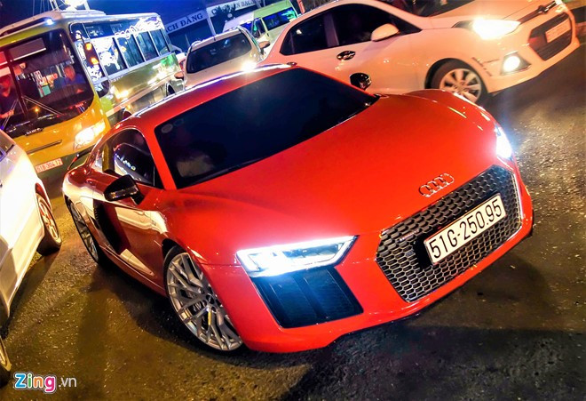 Đây là chiếc Audi R8 V10 Plus đời 2016 đầu tiên tại Việt Nam, siêu xe này được nhập khẩu bởi một đại lý tư nhân từ tháng 4/2016. Sau gần một năm nằm ký gửi tại showroom, xe đã tìm thấy chủ nhân.