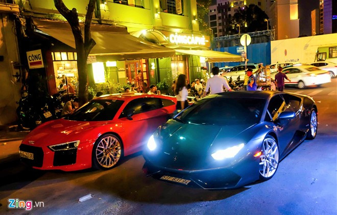 Tại Việt Nam hiện chỉ xuất hiện vài chiếc Audi R8 V10 Plus. Ngoài hai chiếc màu đỏ của Ông Cao Thắng và Phan Thành, còn một model màu đen nhập bởi đại lý tư nhân theo dạng đã qua sử dụng.