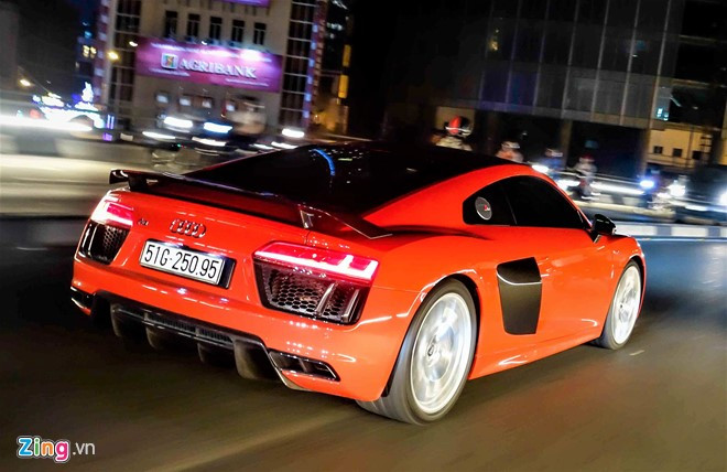 Audi R8 V10 Plus phiên bản 2016 thuộc thế hệ thứ 2 của dòng xe này với ngôn ngữ thiết kế hoàn toàn thay đổi. Những đường nét sắc cạnh thay thế cho kiểu mềm mại trên thế hệ đầu tiên, cùng với đó nó được thêm khá nhiều tiện ích mới...