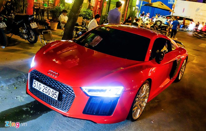 Mẫu siêu xe Audi R8 V10 Plus phiên bản mới này sử dụng động cơ 5.2 lít, hút khí tự nhiên, đạt công suất 602 mã lực, tăng tốc từ 0-100 km/h trong 3,2 giây và tốc độ tối đa 330 km/h.