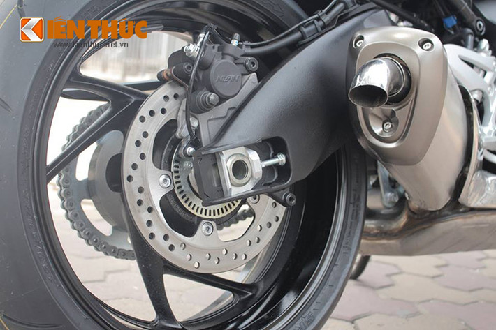 Kích thước tổng thể của Suzuki GSX-S1000 2015 là 2.115 mm dài, 795 mm rộng và 1.080 mm cao, chiều dài cơ sở 1.460 mm. Độ cao yên xe 815 mm. Trọng lượng ướt 215 kg.