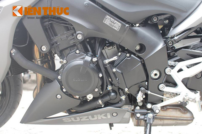 Với công suất 143,5 mã lực tại 10.000 vòng/phút và mô-men xoắn 106 Nm tại 9.500 vòng/phút, GSX-S1000 mạnh hơn 1,5 mã lực nhưng kém 5 Nm so với đối thủ Kawasaki Z1000. Đi kèm với đó là hộp số 6 tốc độ.