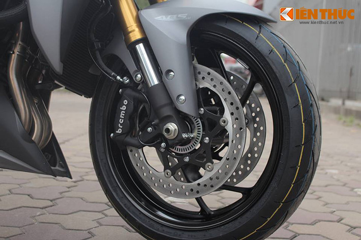 Suzuki trang bị cho xe hệ thống phanh đĩa Brembo, hỗ trợ chống bó cứng phanh ABS tiêu chuẩn cho cả phanh đĩa đôi phía trước và đơn sau.