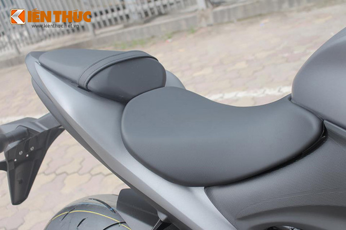 Yên sau to bản và được tách biệt hai phần dành cho người lái và người ngồi sau. Đuôi xe vút cao khiến Suzuki GSX-S1000 2015 thể thao và mạnh mẽ hơn. Xe không có tay nắm phía sau.