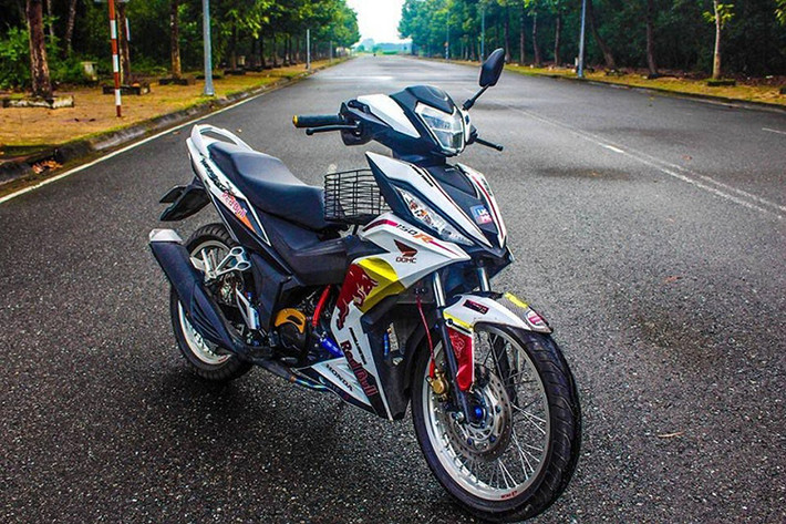 Winner 150 độ bánh căm ngầu hơn sau khi được món phụ kiện và khoác cho mình bộ cánh toát lên sự mạnh mẽ với hình ảnh chú bò tót của thương hiệu nước tăng lực Red Bull. Xe được trang bị một loạt đồ chơi như niềng nhôm Racing boy, dây dầu Racing boy, lốc máy tạo điểm nhấn nhẹ nhàng với ốp bảo vệ CNC, ống giải nhiệt Samco Sport được trang bị giúp hệ thống tản nhiệt tốt hơn.