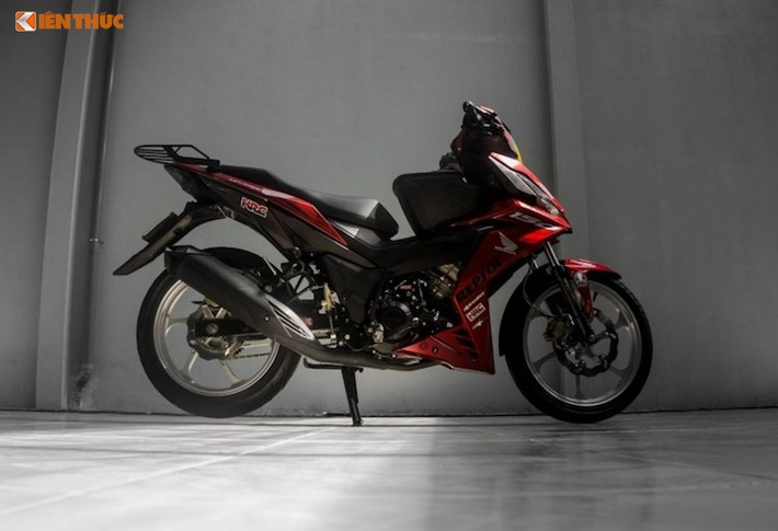 Winner 150 độ dàn áo đẹp đến từng chi tiết dưới đây vẫn mang trên mình một phong cách zin nguyên bản chỉ trang bị một số chi tiết theo cá nhân của chủ xe. Tuy nhiên mẫu Winner 150 độ đẹp này lại thu hút người chơi xe bởi vẻ đẹp sạch sẽ sáng bóng tới từng chi tiết, mặc dù chỉ độ nhẹ lại mâm, thêm thùng đồ phía trước, giá sau... nhưng nó vẫn đẹp.