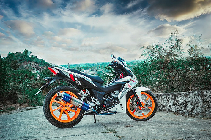 Winner 150 độ gắp NSR này khoác lên mình bộ cánh màu trắng zin nguyên bản nhưng không kém phần cá tính hầm hố, bộ mâm được sơn cam nổi bật đặc biệt thu hút khi xuất hiện trên đường, lốp sau với kích thước 140/70 -17. Ngoài ra pô (ống xã) theo xe cũng được thay thê từ pô Titanium tạo nên âm uy lực và khả năng tăng tốc tốt.