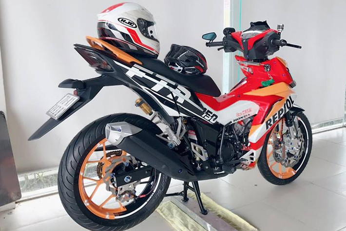Winner 150 độ đồ chơi hàng hiệu này khoác ngoài bộ cánh đậm chất thể thao với phiên bản Repsol còn được trang bị trợ lực và phuộc bình dầu sau Ohlins. Dàn chân với vành mâm sơn tem đấu 2 màu " cam đen " nổi bật. Hệ thống Upside down đầy cứng cáp, đĩa Galfer lòng nhôm CNC hài hòa cùng heo Brembo M4 Monobloc 108 hàng hiệu.