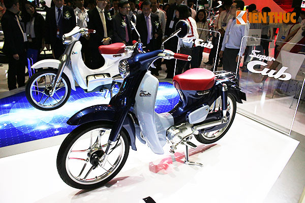 Tại thị trường xe gắn máy Việt Nam, Honda có lẽ là thương hiệu xe máy đã ăn sâu vào người tiêu dùng Việt từ rất lâu. Và với Honda Việt Nam, hãng luôn biết cách làm mới thương hiệu về mặt công nghệ và thiết kế.