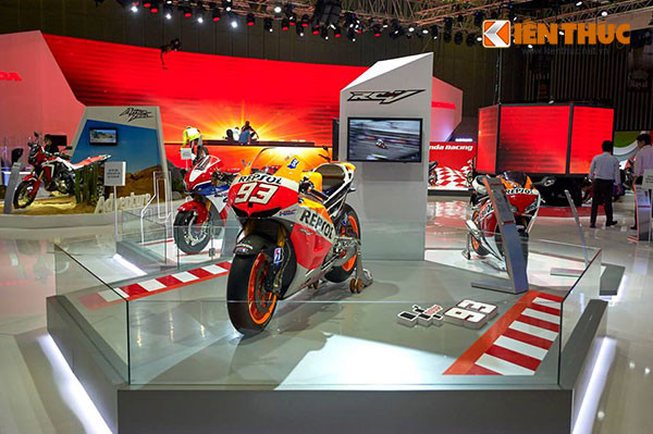 Khu vực trưng bày của Honda Việt Nam khá hoành tráng lên đến 1.500 m2 cho cả hai khu vực trong nhà và ngoài trời. Tại khu trưng bày của hãng, các dòng siêu môtô, xe máy phổ thông đến xe ý tưởng đều xuất hiện đầy cuốn hút.